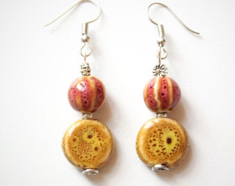 CERAMIQUE et argent, boucles d'oreilles ethniques, perle beige ronde tachetée et perle orange rayée, céramique BOCE003