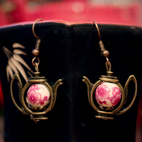 THEIERES JAPONAISES boucles d'oreilles bronze porcelaine céramique motif floral japonisant rose théière alice au pays des merveilles BOH011