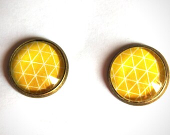 TRIANGLES JAUNES boucles d'oreilles puces cabochon verre bronze clou blanc géométriques minimalistes 12mm cubes tibétain motif été BOVP009