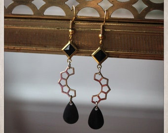 STRATES earrings in golden brass and black diamond square honeycombs drops geometric vintage retro minimalist gold BOO038