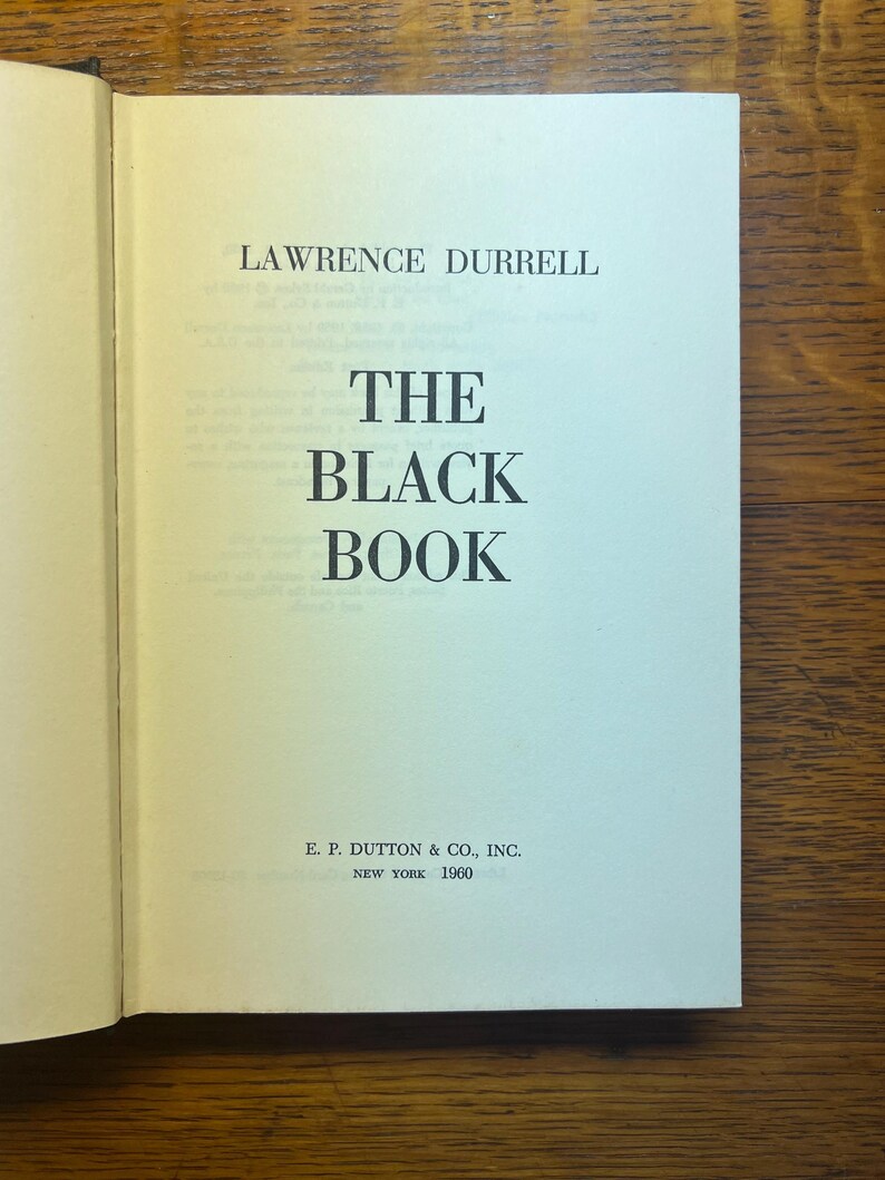 Puede incluir: P&aacute;gina de t&iacute;tulo del libro "The Black Book" de Lawrence Durrell. El t&iacute;tulo est&aacute; en letras grandes y en negrita. Tambi&eacute;n se puede ver la editorial, E. P. Dutton & Co., Inc., y el a&ntilde;o 1960.
