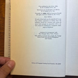 Puede incluir: P&aacute;ginas de un libro abierto con texto en negro sobre papel blanquecino. El texto incluye informaci&oacute;n de copyright y la frase "First Edition". El n&uacute;mero de la tarjeta de la Biblioteca del Congreso es visible.