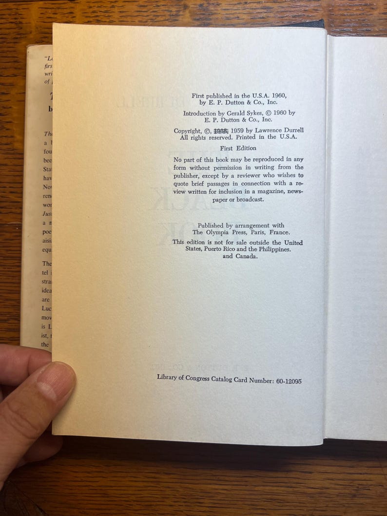 Puede incluir: P&aacute;ginas de un libro abierto con texto en negro sobre papel blanquecino. El texto incluye informaci&oacute;n de copyright y la frase "First Edition". El n&uacute;mero de la tarjeta de la Biblioteca del Congreso es visible.
