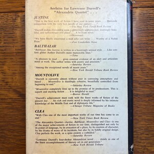 Puede incluir: Portada del libro "Alexandria Quartet" de Lawrence Durrell, con extractos de rese&ntilde;as. Se ven citas de publicaciones como The New York Times Book Review y Newsweek. El libro es una obra de ficci&oacute;n.