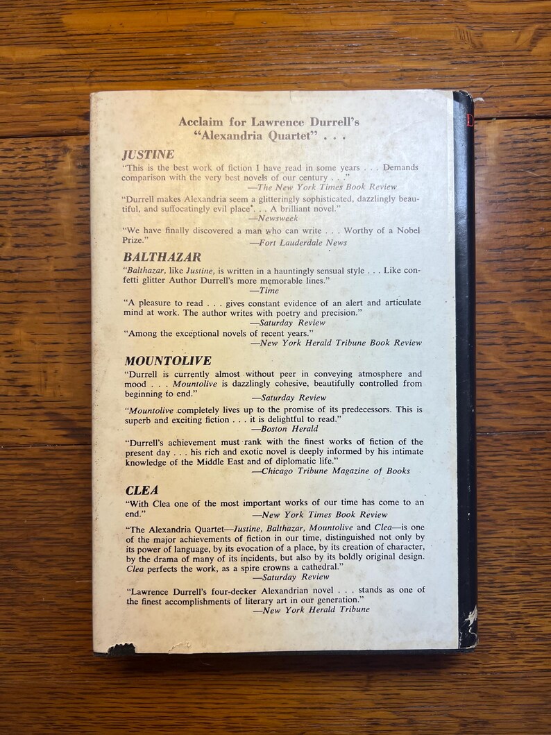 Puede incluir: Portada del libro "Alexandria Quartet" de Lawrence Durrell, con extractos de rese&ntilde;as. Se ven citas de publicaciones como The New York Times Book Review y Newsweek. El libro es una obra de ficci&oacute;n.