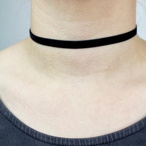 Velvet Black Choker TinyLittlePiecesShop image 2