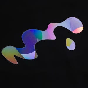 Könnte beinhalten: Abstrakter, irisierender Aufkleber mit einer fließenden, organischen Form. Der Aufkleber hat ein blaues, violettes, rosa und grünes Farbschema.