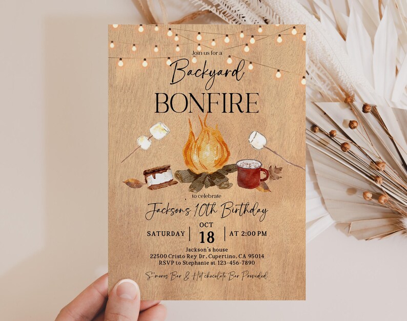 Puede incluir: Una invitaci&oacute;n r&uacute;stica para una fogata en el patio trasero, con una ilustraci&oacute;n en acuarela de una fogata, malvaviscos y una taza. El texto dice "Backyard Bonfire" y anuncia el d&eacute;cimo cumplea&ntilde;os de Jackson el 18 de octubre a las 2:00 PM.
