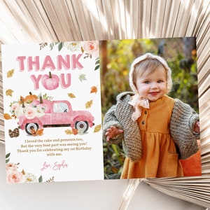 Tarjeta de agradecimiento con foto de calabaza para el primer cumpleaños Carta de agradecimiento con foto de camión de calabaza rosa Nuestra pequeña calabaza Descargar imprimible editable Bir316