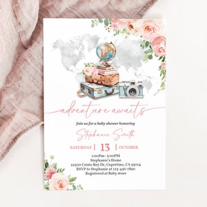 Puede incluir: Una invitación a una fiesta de bienvenida al bebé con una ilustración de acuarela de un globo terráqueo, maletas y una cámara. La invitación está decorada con flores rosas y vegetación. El texto de la invitación dice "la aventura te espera" e incluye el nombre "Stephanie Smith", la fecha "sábado 13 de octubre" y la hora "1:00pm-3:00pm".