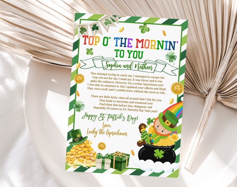 Op de afbeelding: Een groene en witte printbare kaart met een afbeelding van een kabouter en de tekst "Top o' the mornin' to you Sophia and Nathan". De kaart bevat een bericht over een kabouter die ontsnapt uit een val en aanwijzingen achterlaat voor een schattenjacht. De kaart is versierd met klavertjesvier en gouden munten.