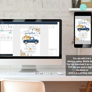 Pu&ograve; includere: Un invito digitale per un baby shower con un camioncino blu che trasporta zucche e il testo "a sweet little pumpkin is on the way". L'invito &egrave; decorato con foglie autunnali e un cuore.
