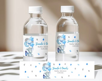 Könnte beinhalten: Blaue und silberne Wasserflaschenetiketten für eine Babyparty mit einem Elefanten, der Ballons hält. Die Etiketten zeigen den Text "Jennifer & David's baby shower 10.28.20xx".