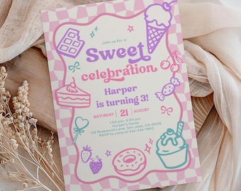 Puede incluir: Una invitación de fiesta de cumpleaños a cuadros rosas y blancos con el texto "Sweet celebration". La invitación incluye ilustraciones de dulces y los detalles del 3er cumpleaños de Harper.