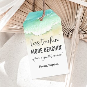Bearbeitbare Jahresende Lehrer Geschenkanhänger Lehrer Wertschätzung Geschenkanhänger Less Teachin More Beachin Last Day of School Geschenkanhänger Printable Tat40