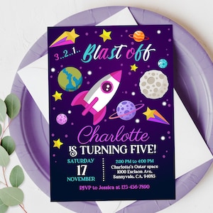 Op de afbeelding: Paarse uitnodiging met een raket, planeten en sterren. De tekst luidt "3..2..1.. Blast off Charlotte wordt vijf!" met feestdetails.