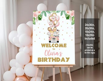 Op de afbeelding: Welkom bij Olivia's verjaardagsbord met een roze en gouden kleurenschema. Het bord toont een cartoon-jeep met dierlijke passagiers en ballonnen. Het bord is verkrijgbaar in verschillende maten, waaronder 24x36 inch, 20x30 inch, 18x24 inch en 16x20 inch.