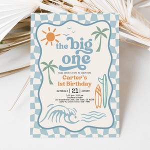 Op de afbeelding: Een verjaardagsuitnodiging in retrostijl met een blauw-witte geruite achtergrond. De uitnodiging bevat de tekst "the big one" en "Carter's 1st Birthday". Decoratieve elementen zijn een zon, palmbomen, een surfplank en een golf.