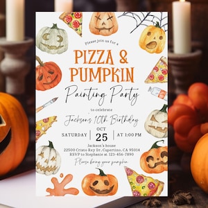 Puede incluir: Una invitación de Halloween con ilustraciones de calabazas y porciones de pizza. El texto anuncia una "Pizza & Pumpkin Painting Party" para celebrar un décimo cumpleaños. Incluye fecha, hora y dirección.