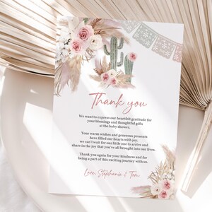 Tarjeta de agradecimiento editable con diseño de tacos por un bebé, para baby shower, fiesta boho, nota de agradecimiento con diseño de hierba de la pampa, niña con flores rosas bohemias, imprimible, Bab252