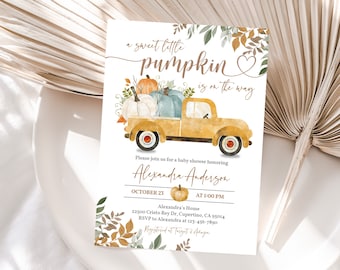Puede incluir: Invitación a un baby shower con una ilustración en acuarela de una camioneta amarilla que transporta calabazas en tonos blancos, naranjas y azules. El texto dice "a sweet little pumpkin is on the way" e incluye los detalles del evento para Alexandra Anderson.