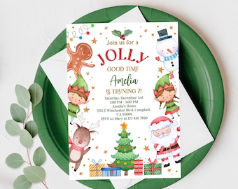 Puede incluir: Una invitación con temática navideña con un hombre de jengibre, un elfo, un reno, un muñeco de nieve, Papá Noel y un árbol de Navidad. La invitación dice "Join us for a Jolly Good Time Amelia is turning 7!" con detalles para la fiesta.