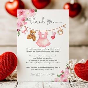 Carte de remerciement modifiable pour la Saint-Valentin pour baby shower, petite fille à imprimer, petite chérie, note de remerciement pour baby shower à fleurs roses, vêtements de bébé VababI6