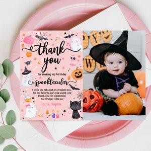 Tarjeta de agradecimiento de Halloween editable Tarjeta de agradecimiento para el primer cumpleaños de una niña Fantasma rosa Fiesta de Halloween espeluznante e impresionante Descarga imprimible Hab1