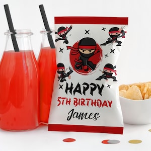 Puede incluir: Una bolsa de patatas fritas blanca y roja con un diseño de dibujos animados de ninja. La bolsa dice "Feliz 5º cumpleaños James".