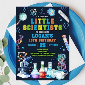 Pode incluir: Um convite para uma festa de aniversário com tema científico em um fundo azul escuro. O convite apresenta texto colorido que diz "Calling All Little Scientists" e inclui ilustrações científicas. O convite está em um cartão branco, colocado em um prato azul.