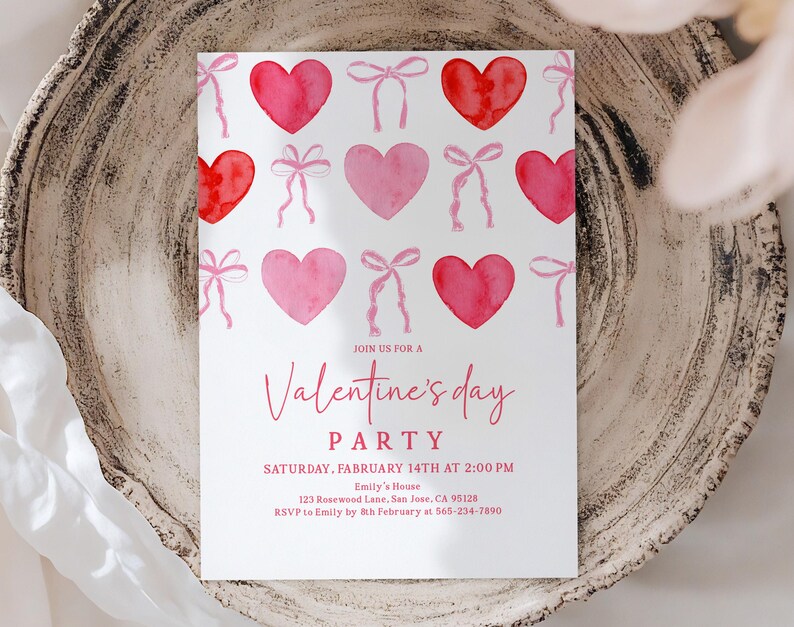 Puede incluir: Una invitaci&oacute;n a una fiesta de San Valent&iacute;n con corazones y lazos de acuarela rosas y rojos. El texto de la invitaci&oacute;n dice "Join us for a Valentine's Day Party" con detalles del evento. La invitaci&oacute;n est&aacute; sobre un fondo blanco.