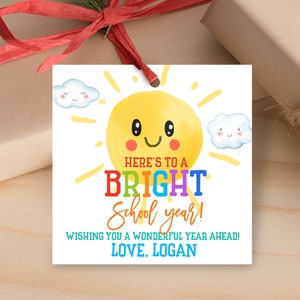 Etiqueta do ano escolar Sun Bright Etiqueta do primeiro dia de aula Etiqueta de presente de volta às aulas Pré-escola Jardim de infância Escola Editável Baixar Imprimível Bst10