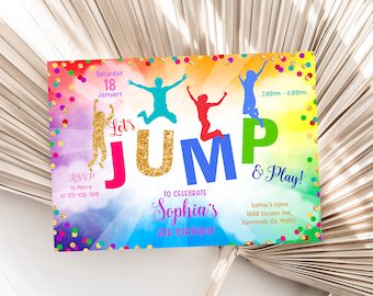 Puede incluir: Una invitación colorida con un fondo de acuarela de arcoíris y detalles de purpurina dorada. El texto dice "Let's Jump & Play!" para celebrar el sexto cumpleaños de Sophia. La invitación incluye la fecha, la hora, la información de RSVP y la ubicación.