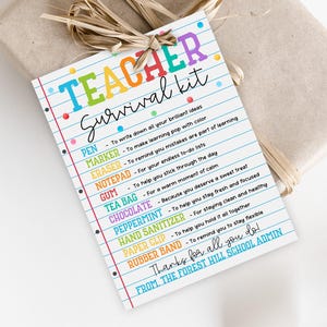 以下が含まれることがあります： カラフルな「教師サバイバルキット」カード。ペン、マーカー、消しゴムなどのアイテムがリストアップされ、罫線入りの紙に表示されています。カードは、ラフィアで結ばれた、包装されたギフトと組み合わされています。