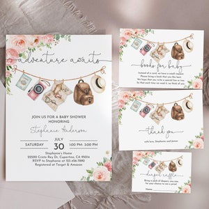 Puede incluir: Una invitación de baby shower rosa y verde con un diseño floral de acuarela. La invitación presenta una cuerda de pinzas para la ropa con una cámara, un mapa, una mochila y un sombrero colgando de ellas. El texto dice "adventure awaits" y "books for baby".