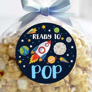 Adesivo pronto per scoppiare nello spazio esterno, etichetta regalo per baby shower, astronauta, pianeti, razzo, sistema solare, download Bab45
