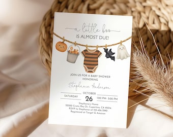 Könnte beinhalten: Eine Babyparty-Einladung mit Halloween-Thema. Die Einladung zeigt eine Wäscheleine mit einem Kürbis, einem Eimer, einem Strampler, einer Fledermaus und einem Geist. Der Text lautet "a little boo is almost due!" mit Veranstaltungsdetails.