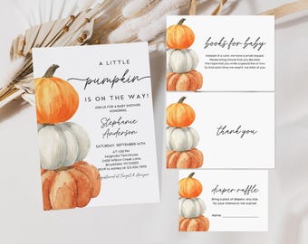 Może przedstawiać: Zaproszenie na baby shower i karty z akwarelowymi dyniami w kolorze pomarańczowym, białym i brązowym. Zaproszenie brzmi "A Little Pumpkin is on the Way!" ze szczegółami wydarzenia. Karty zawierają "Books for Baby", "Thank You" i "Diaper Raffle".