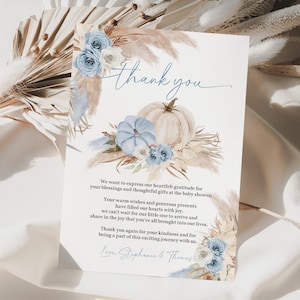 Tarjeta de agradecimiento para baby shower con calabaza editable Una pequeña nota de agradecimiento con forma de calabaza Otoño boho Calabaza azul boho Otoño Niño imprimible Bab279
