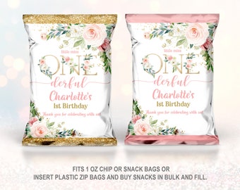 Puede incluir: Dos bolsas de patatas fritas con temática floral rosa y dorada con el texto "little miss one derful Charlotte's 1st Birthday" y "Thank you for celebrating with us!" impreso en ellas. Las bolsas están diseñadas para adaptarse a bolsas de patatas fritas o aperitivos de 1 oz.