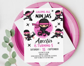 Puede incluir: Una invitación de cumpleaños rosa y blanca con un ninja de dibujos animados en el centro. La invitación dice "Calling all ninjas" y "Amelia is turning 5".