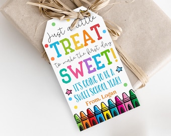 Könnte beinhalten: Ein Geschenkanhänger mit dem Text "Just a little TREAT to make the first day SWEET! It's going to be a SWEET SCHOOL YEAR!" und "From, Logan". Der Anhänger hat farbenfrohen Text und Buntstiftillustrationen.