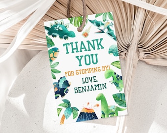 Puede incluir: Una etiqueta de agradecimiento blanca con ilustraciones de dinosaurios verdes y azules. El texto dice "¡Gracias por venir! Con cariño, Benjamin".
