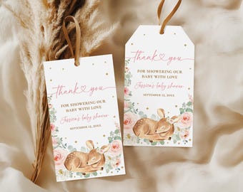 Pode incluir: Duas etiquetas de presente de chá de bebê com um design em aquarela. As etiquetas apresentam um veado dormindo, rosas cor-de-rosa e o texto "Thank you for showering our baby with love". A data "September 12, 20XX" também está incluída.