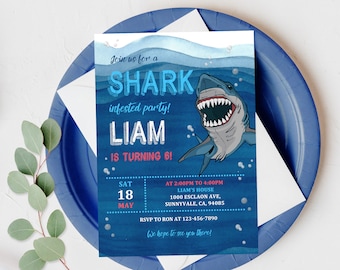 Puede incluir: Una invitación de fiesta de cumpleaños azul y blanca con un tiburón de dibujos animados. La invitación dice "¡Únete a nosotros para una fiesta infestada de tiburones! ¡Liam cumple 6!" La fecha es el sábado 18 de mayo. La hora es de 2:00 PM a 4:00 PM. La ubicación es la casa de Liam, 1000 Esclaon Ave, Sunnyvale, CA, 94085. El número de RSVP es 123-456-7890.
