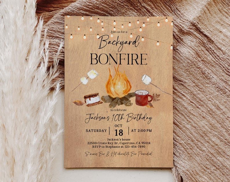 Puede incluir: Una invitaci&oacute;n r&uacute;stica para una fogata en el patio trasero, con una ilustraci&oacute;n en acuarela de una fogata, malvaviscos y una taza. El texto dice "Backyard Bonfire" y anuncia el d&eacute;cimo cumplea&ntilde;os de Jackson el 18 de octubre a las 2:00 PM.