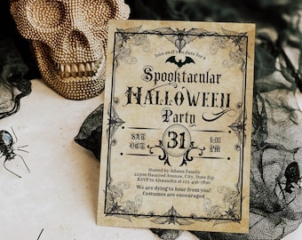 Pode incluir: Um convite para uma festa de Halloween em estilo vintage com o texto "Spooktacular Halloween Party". O convite apresenta bordas decorativas, morcegos e a data "Oct 31". Uma caveira decorativa e uma aranha estão no fundo.