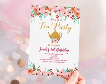 Könnte beinhalten: Eine weiße Einladung zu einer Teeparty mit rosa und orangefarbenem Blumenrand. Die Einladung lautet "Join us for a Tea Party" mit einer goldenen Teekannen-Illustration. Der Text darunter lautet "To Celebrate Sarah's 3rd Birthday" mit Details zur Party.