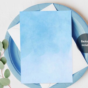 K&ouml;nnte beinhalten: Eine leere Karte mit einem hellblauen Aquarellhintergrund. Die Karte liegt auf einem blauen Teller mit einem wei&szlig;en Umschlag. Der Text "Backside included" befindet sich auf einem wei&szlig;en Kreis.