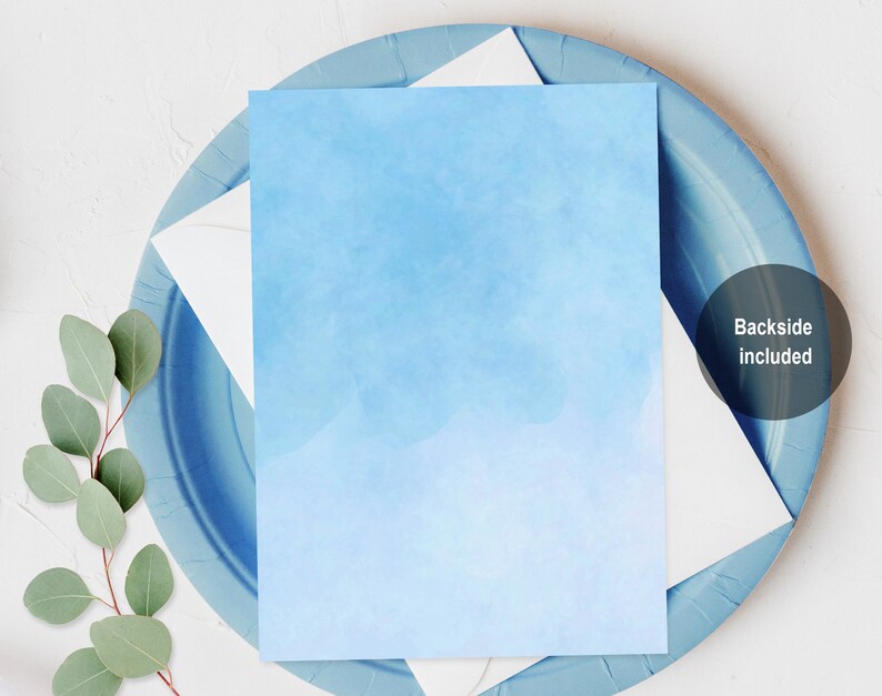K&ouml;nnte beinhalten: Eine leere Karte mit einem hellblauen Aquarellhintergrund. Die Karte liegt auf einem blauen Teller mit einem wei&szlig;en Umschlag. Der Text "Backside included" befindet sich auf einem wei&szlig;en Kreis.